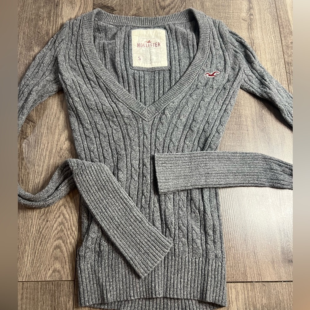 Hollister Women's Charcoal Cable-Knit V-Neck Sweater